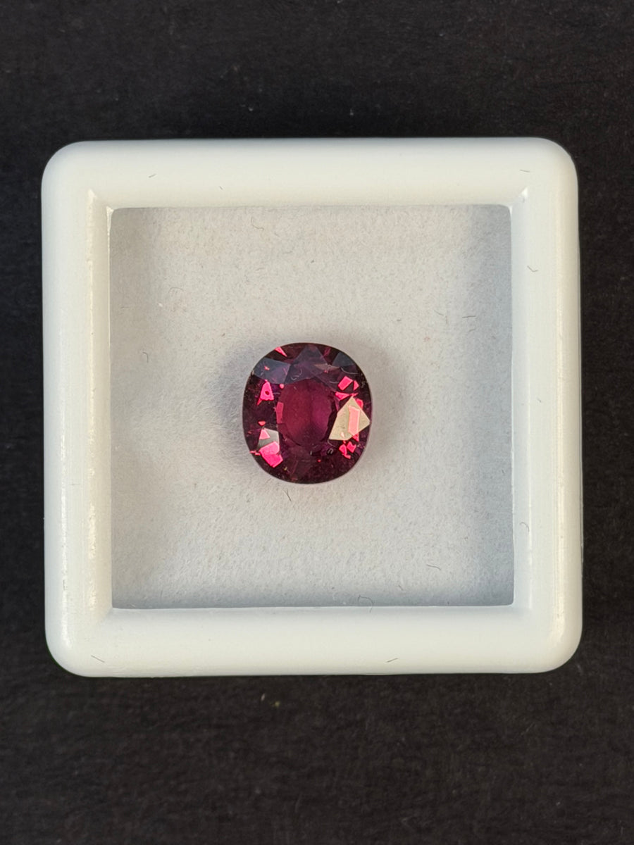 2.39ct pink rhodolite garnet, oval cut, 7.9x7.2x4.5 mm
