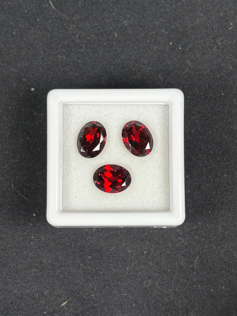 4.55ctw red rhodolite garnet lot from Mozambique, 3 oval stones, 8x6 mm