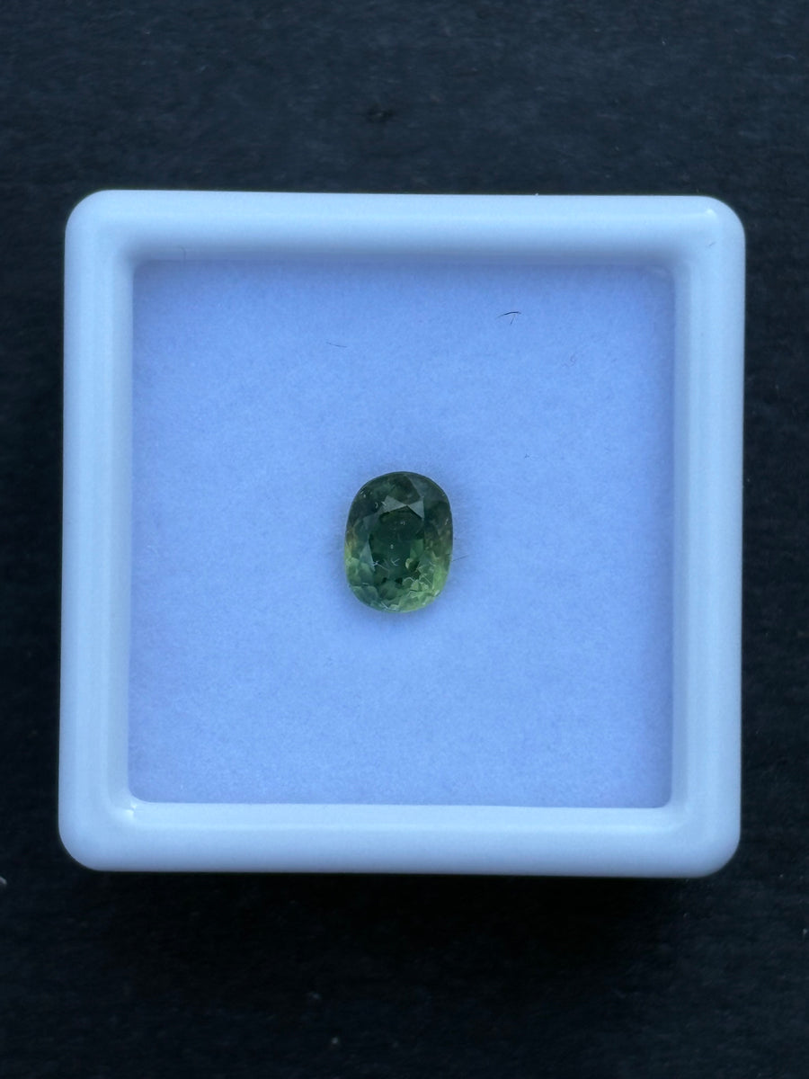 0.98ct Green Sapphire from Thailand, Beryllium Treatment, Oval, 6x4.5 mm, VS