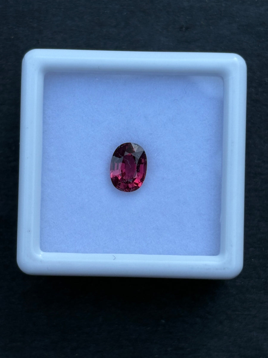 0.93ct Purplish Pink Malaya Garnet from Madagascar, Oval, VVS
