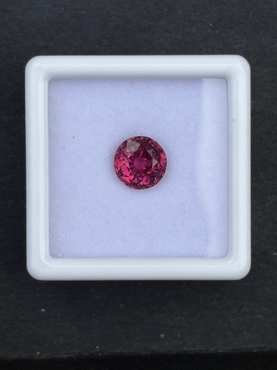 1.8ct purplish pink rhodolite garnet from Tanzania, round cut, 7 mm