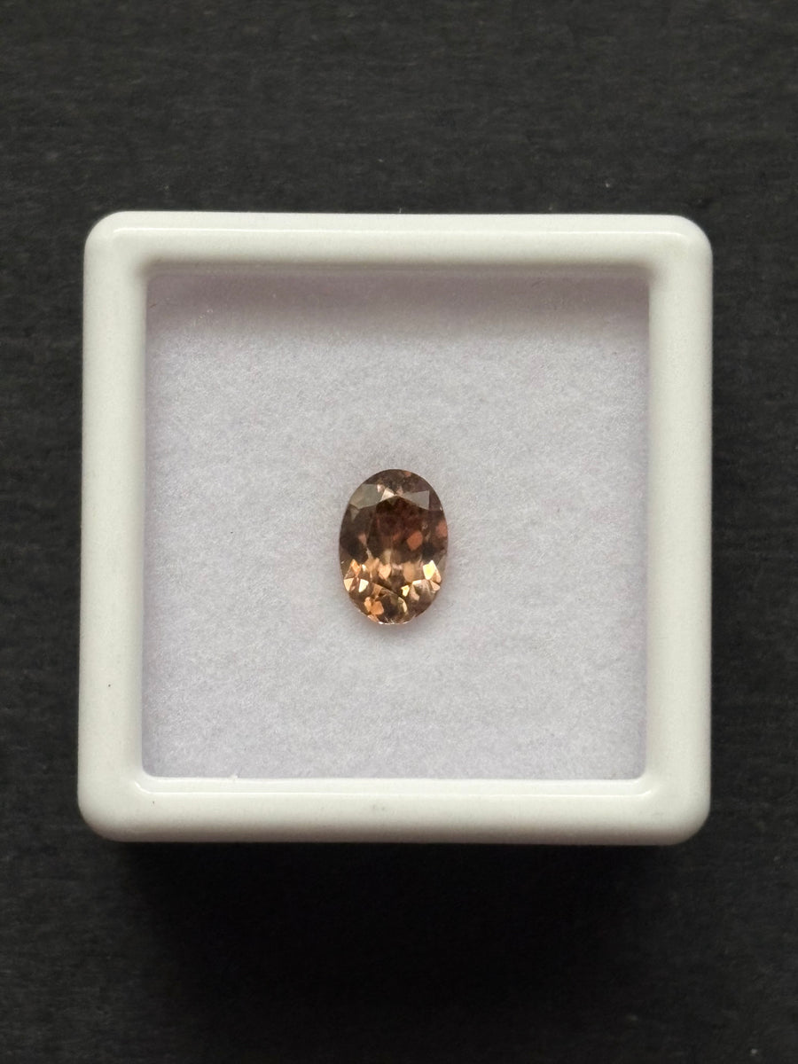 1.33ct Champagne Zircon Oval Tanzania, 7x5 mm · GEM-6215