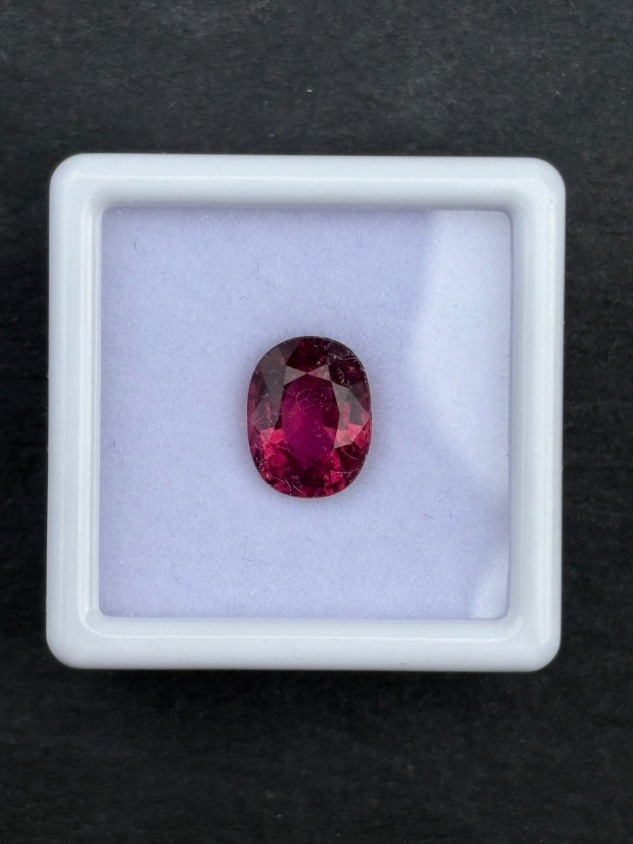 2.12ct pink rhodolite garnet, oval cut, 9.1x7x4.7 mm