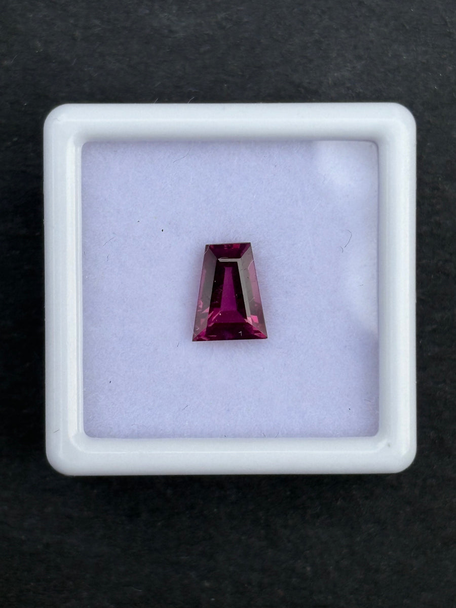 1.42ct pinkish purple rhodolite garnet from Tanzania, trapezoid cut, 7.5x6x3.5 mm